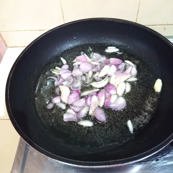 Panaskan minyak secukupnya di wajan. Lalu tumis bawang merah dan bawang putih hingga harum.
