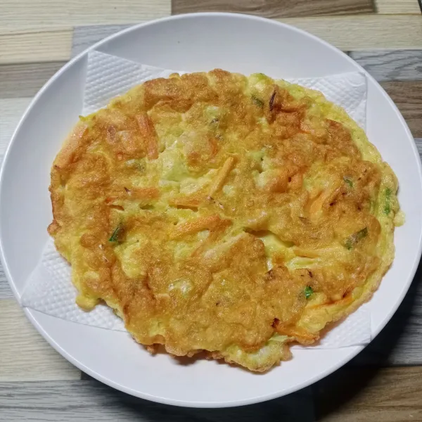 Angkat dan tiriskan diatas tisu dapur. Pajeon siap disajikan.