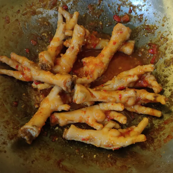 Masak hingga bumbu meresap dan air menyusut. Enak dinikmati saat masih hangat.