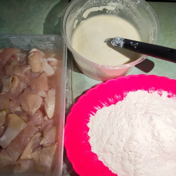 Langkah pertama siapkan ayam yang sudah di berikan dan di potong sesuai selera lalu siap kan tepung yang dibagi dua dengan tepung kering dan tepung basah