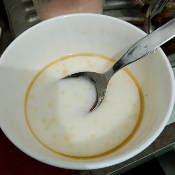 Larutkan tepung maizena dengan air, tambahkan kaldu bubuk dan minyak wijen.
