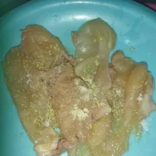 Lalu bumbui daging ayam dengan garam, kaldu bubuk, lada bubuk dan bawang putih bubuk, aduk rata, lalu simpan dikulkas minimal 1 jam agar bumbunya meresap.