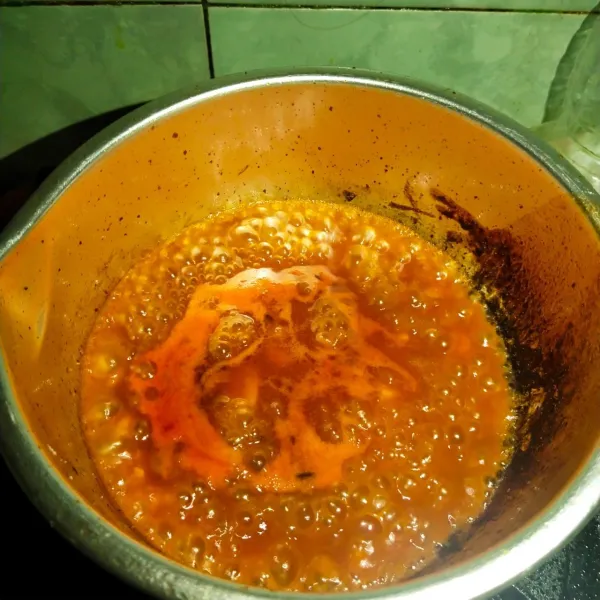 Kemudian siapkan semua bahan saos sambal nya masukkan bawang putih yang sudah di cincang halus masak hingga bumbu berbau harum