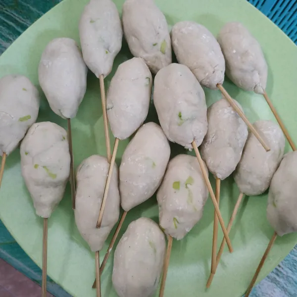 Ambil adonan tepung dan bungkus sosis menggunakan adonan tepung, lakukan hingga semua adonan habis.