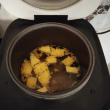 Setelah mendidih, tambahkan nanas, matikan api, tutup panci hingga air dingin.