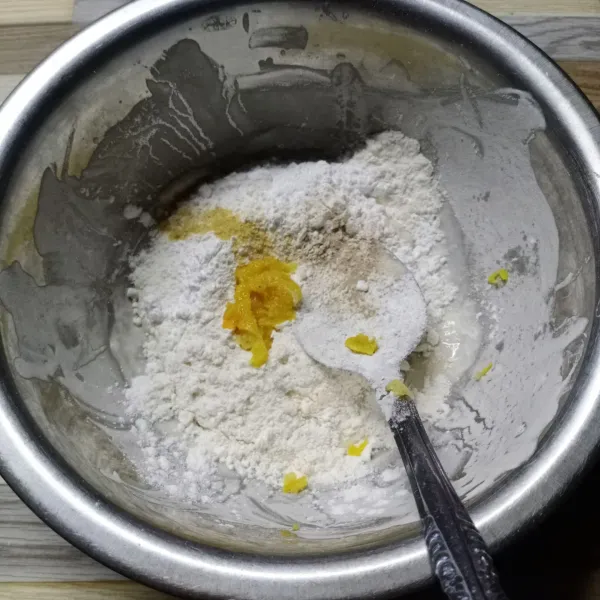 Dalam wadah masukkan tepung terigu, tepung beras, baking powder, bumbu halus, lada bubuk dan kaldu bubuk.