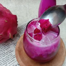 Beri potongan buah naga diatasnya. Siap disajikan.
