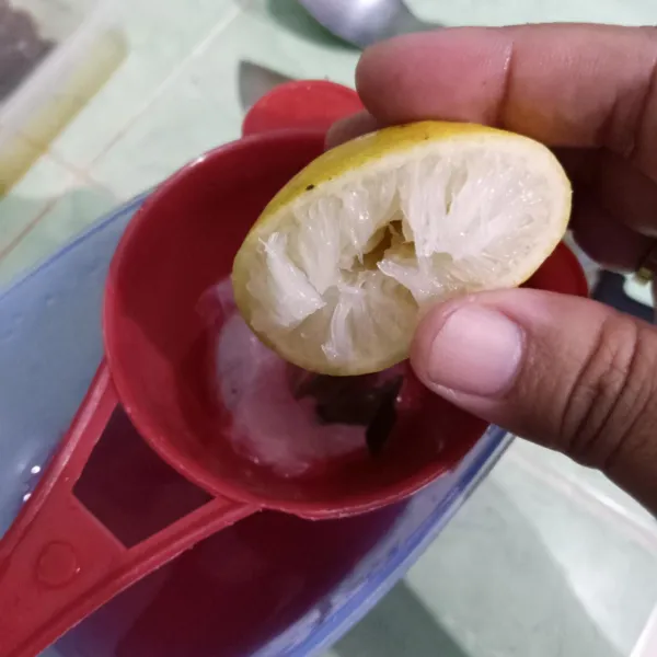 Saring teh buah naga, beri perasan lemon.