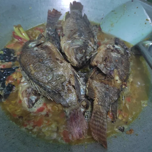 Tambahkan air, tunggu sampai mendidih, kemudian masukkan ikan. Tunggu mendidih kembali, lalu matikan kompor.