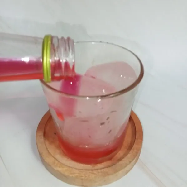 Tuang sirup cocopandan hingga setinggi 1/4 gelas.