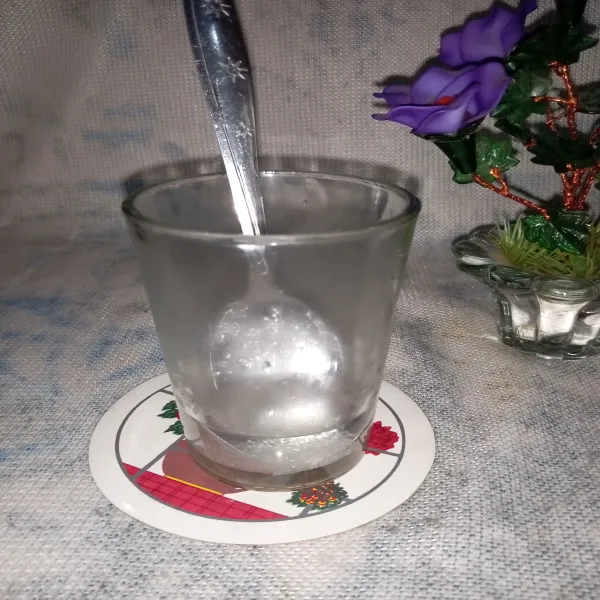 Larutkan gula pasir dengan air hangat sebanyak 30 ml.
