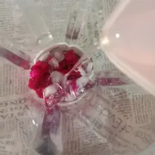 Masukkan buah naga yang akan dihaluskan, gula, air dan 1 gelas es batu. Blender hingga halus.