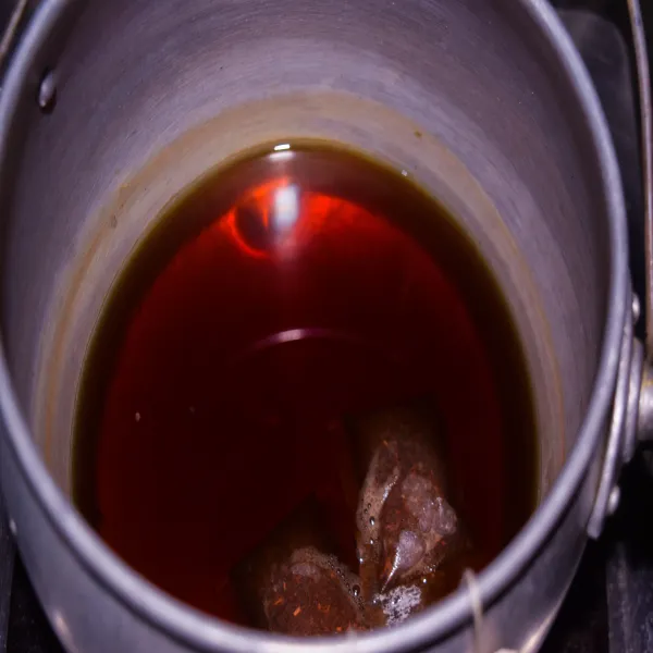 Rebus teh terlebih dahulu, diamkan hingga dingin dan warnanya pekat.