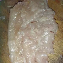 Siapkan daging ayam fillet bagian dada yang sudah dicuci bersih, lalu potong-potong tipis, kemudian bila perlu dagingnya dipukul-pukul.