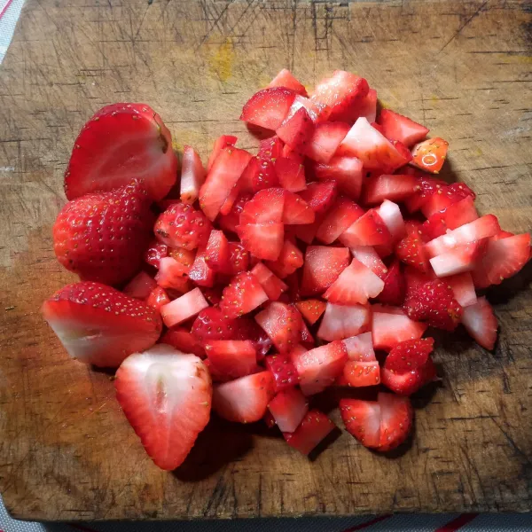 Cuci dan potong-potong strawberry kecil-kecil.