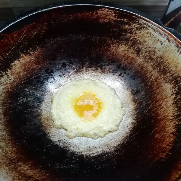 Kemudian buat telur dadar. Angkat dan tiriskan.