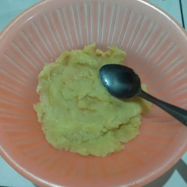Haluskan kentang rebus, kemudian sisihkan.