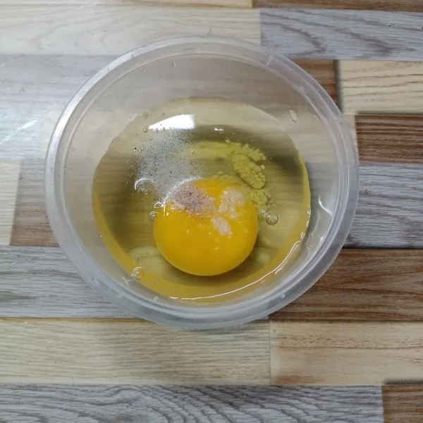 Kocok telur, garam, lada dan kaldu jamur.