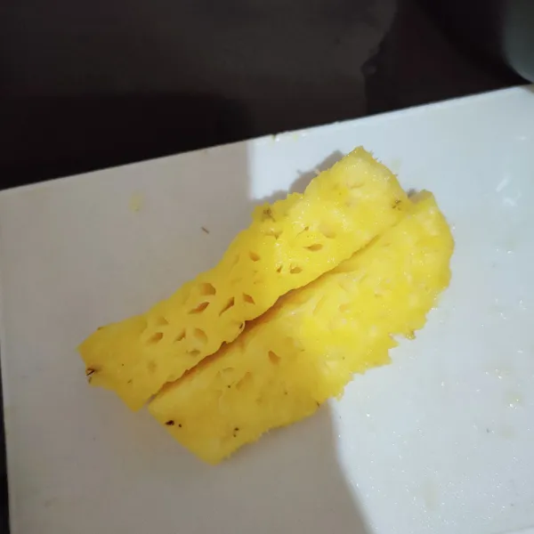 Kupas nanas, potong-potong kecil.