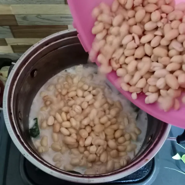 Masukkan kacang tanah kupas.