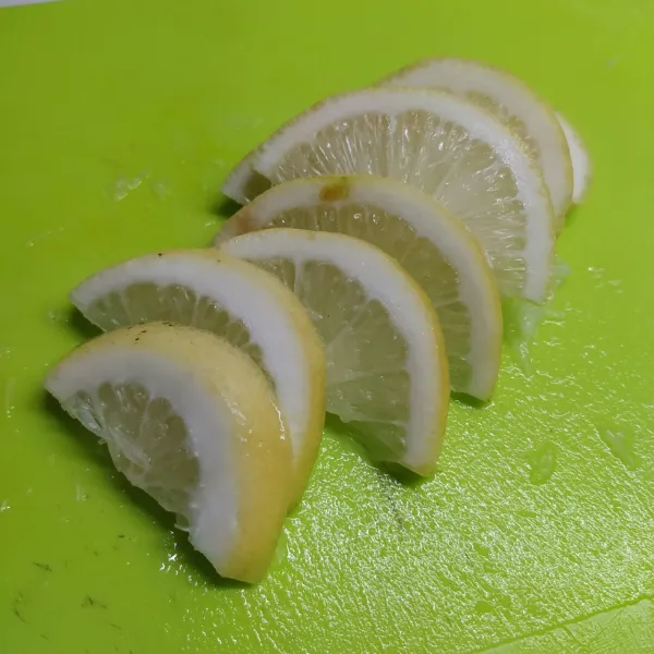 Cuci bersih lemon, iris tipis-tipis.