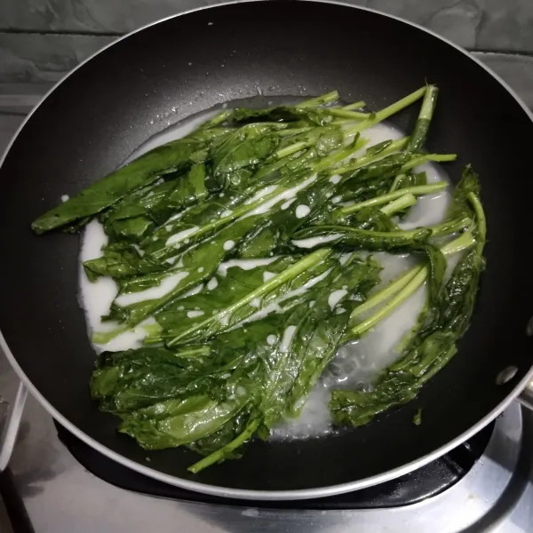 Masukkan larutan tepung maizena tadi, tambahkan lada bubuk lalu setelah kuah mengental, angkat kailan lalu sajikan dengan bawang putih goreng di atasnya.