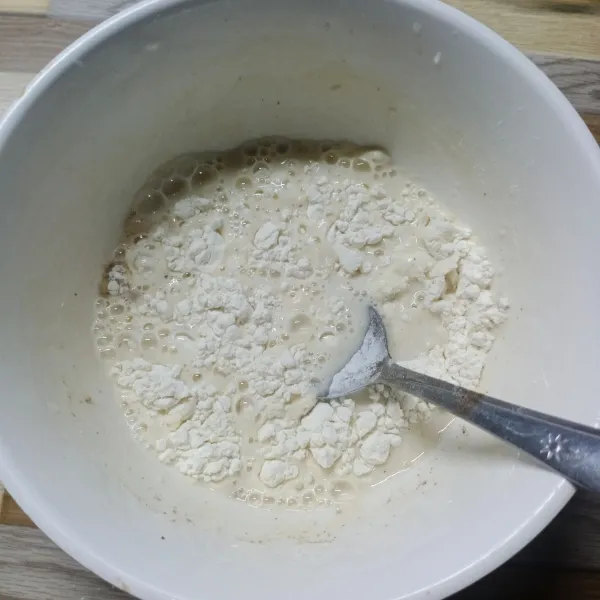 Masukkan semua bahan adonan tepung kedalam wadah. Aduk sampai tercampur rata.