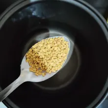 Masukan 1 sdm biji klabet ke panci.