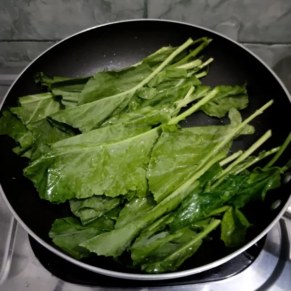 Tumis kailan dalam wajan bekas tumis bawang putih tadi sampai agak layu.