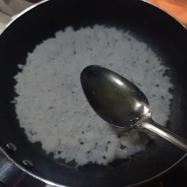 Beri bagian pinggir nasi dengan minyak, agar tidak lengket.