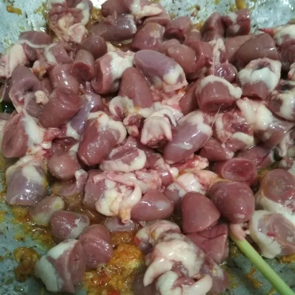 Masukkan jantung ayam, masak hingga berubah warna, tuang air.