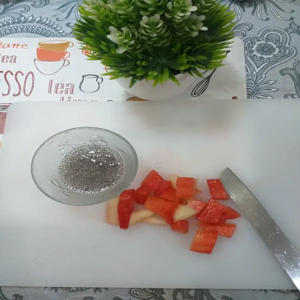 Potong kecil  semangka dan siapkan bahan lainnya