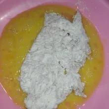 Pertama, lapisi daging ayam dengan tepung terigu, lalu celupkan kedalam telur, lapisi hingga semua permukaan daging dilapisi telur.