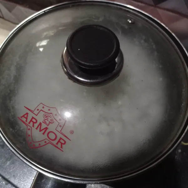 Tutup, agar panas merata, masak sampai air mengering dan bagian bawah agak kering.