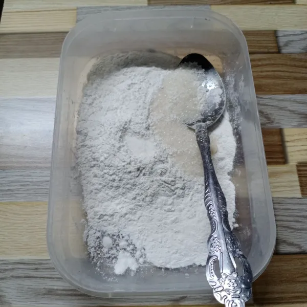 Dalam wadah masukkan tepung ketan, tepung beras, garam dan gula pasir. Aduk rata.