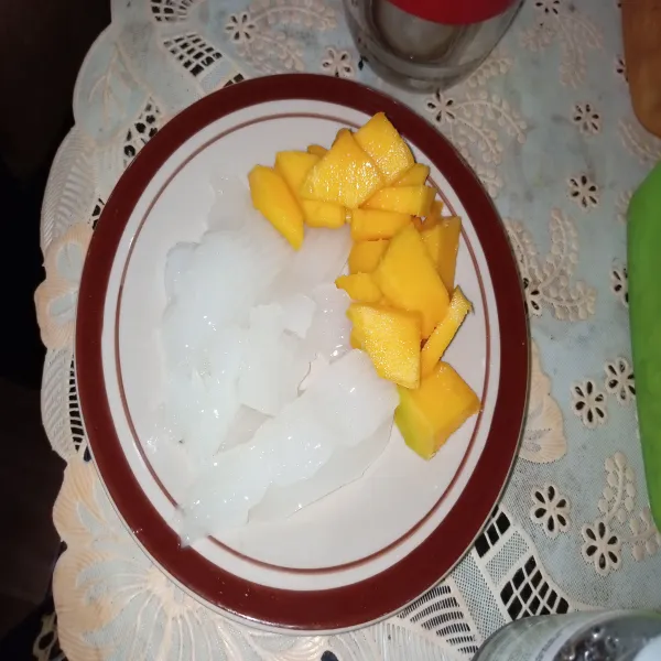 Potong-potong kecil buah mangga yang sudah disiapkan.