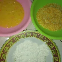 Siapkan bahan untuk melapisi daging ayam, yaitu : tepung terigu, telur yang sudah dikocok lepas dan tepung roti.