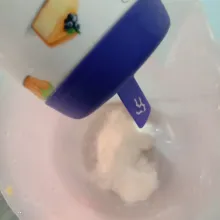 Siapkan fibercreme beri air hangat aduk hingga larut.