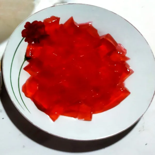 Masak bahan jelly strawberry sesuai petunjuk pembuatan, lalu angkat dan tuang dalam cetakan serta dinginkan. Kemudian potong dadu dan sisihkan.