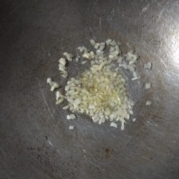 Tumis bawang putih dengan margarin sampai harum, lalu masukan bawang bombay, tumis sampai harum.