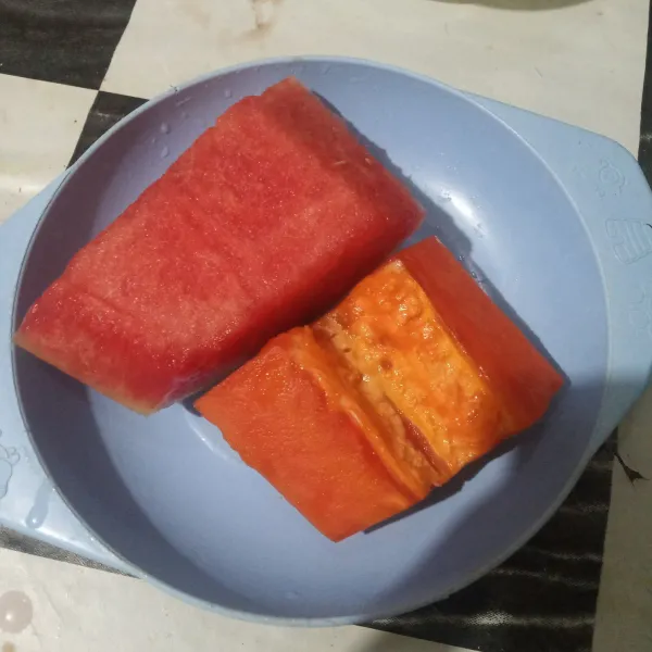 Kupas buah pepaya dan semangka, cuci lalu potong-potong.