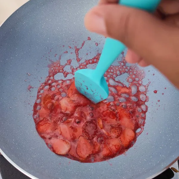 Masak sambil ditekan-tekan supaya strawberry hancur.