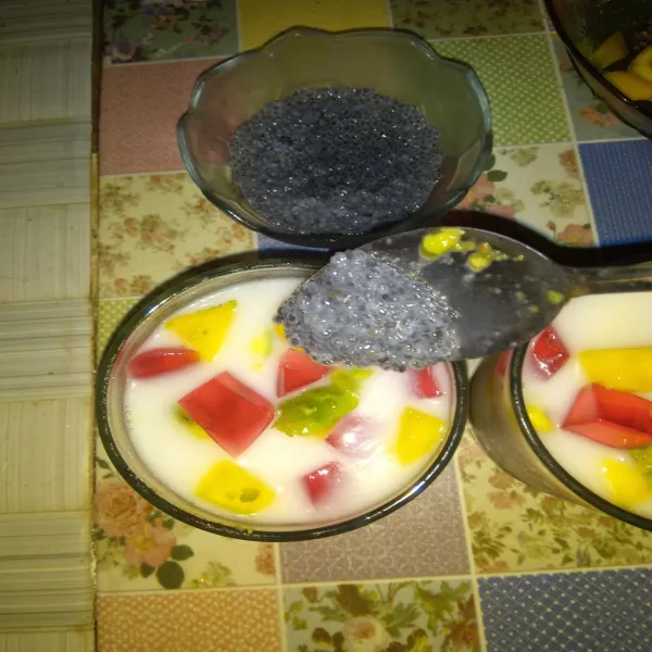 Terakhir beri secukupnya biji selasih yang sudah mengembang. Aduk rata. Siap disajikan.