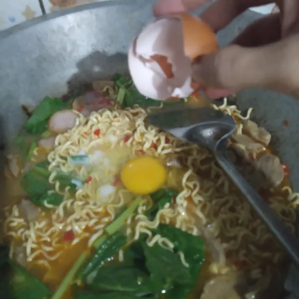Tambahkan sawi dan telur, masak sebentar sampai matang.