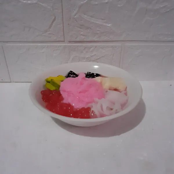 Keluarkan kuah es doger dari frezzer. Hancurkan dan tuang ke dalam mangkok. Es doger siap disajikan.