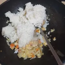 Masukkan nasi aduk hingga rata, kemudian beri shoyu, minyak wijen dan merica. Aduk kembali dan terakhir beri  daun bawang. Cek rasa.