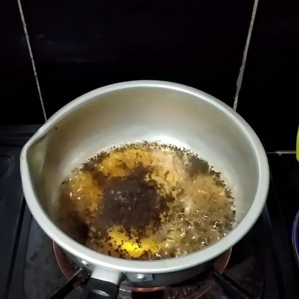 Rebus air kemudian tambahkan teh. Masak hingga berubah warna.