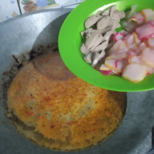Masukan air, bakso dan kerupuk sampai mendidih.