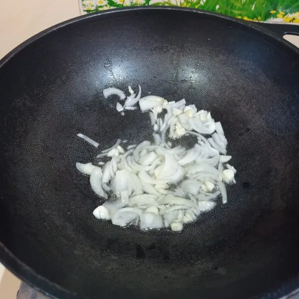 Panaskan minyak tumis bawang Bombay dan bawang putih, hingga layu dan harum