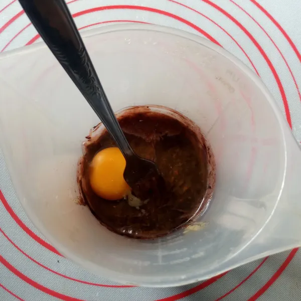 Masukkan kental manis coklat, coklat bubuk, mentega cair, garam dan telur, kocok rata.